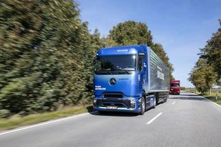 Daimler Truck chce v Chebu zaměstnat přes tisíc lidí. Kvalifikovaní pracovníci chybějí, pomoci mají odborné školy - Novinky